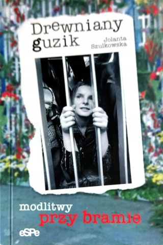 Drewniany guzik. Modlitwy przy bramie